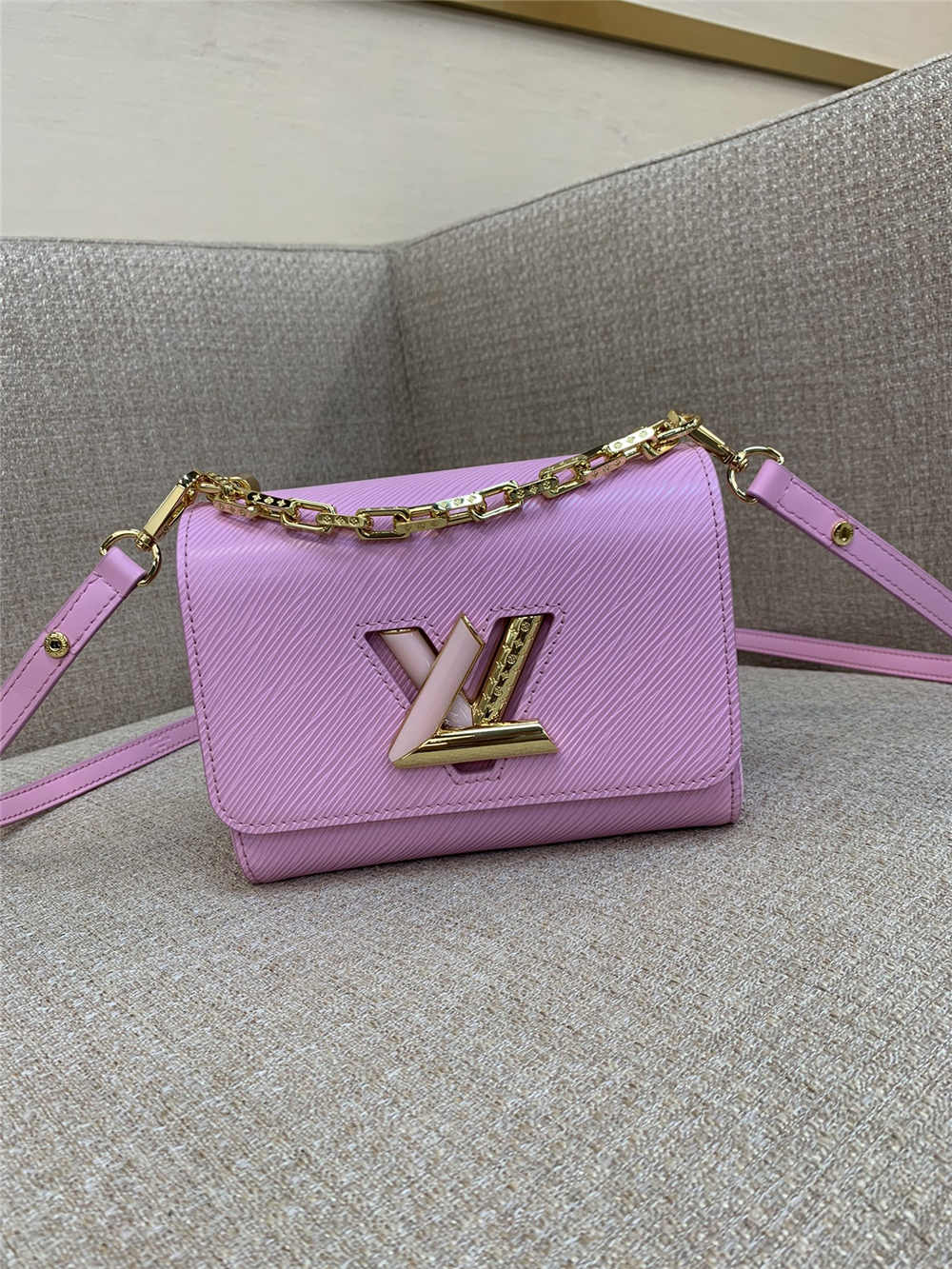 Louis Vuitton TWIST M24864  size：19x15x9cm 2025 new 